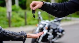 Hands-pass-the-keys-to-the-motorbike2